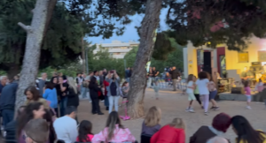 Τη βραδιά άνοιξε η Φιλαρμονική Ορχήστρα του Δήμου Βριλησσίων υπό τις οδηγίες του αρχιμουσικού Νίκου Βασιάδη