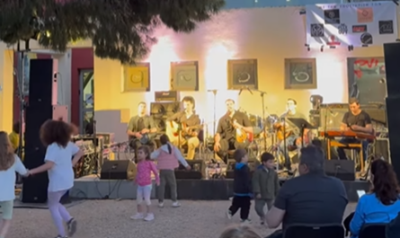 Τη βραδιά άνοιξε η Φιλαρμονική Ορχήστρα του Δήμου Βριλησσίων υπό τις οδηγίες του αρχιμουσικού Νίκου Βασιάδη