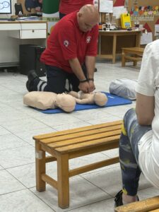 Το σεμινάριο πραγματοποιήθηκε τη Δευτέρα 19 Μαΐου 2025 στο 7ο Νηπιαγωγείο Μεταμόρφωσης από το Ελληνικό Διαδημοτικό Δίκτυο Υγιών Πόλεων και την Εθελοντική Διασωστική Ομάδα Κρίσεων ΕΔΟΚ. Το σεμινάριο πραγματοποιήθηκε τη Δευτέρα 19 Μαΐου 2025 στο 7ο Νηπιαγωγείο Μεταμόρφωσης από το Ελληνικό Διαδημοτικό Δίκτυο Υγιών Πόλεων και την Εθελοντική Διασωστική Ομάδα Κρίσεων ΕΔΟΚ.