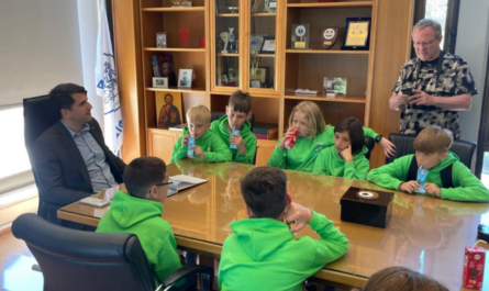 Οι μαθητές εξέφρασαν τον ενθουσιασμό τους για τη μοναδική εμπειρία που έζησαν κατά την πενθήμερη παραμονή τους στη χώρα μας και ευχαρίστησαν για τη ζεστή φιλοξενία που απόλαυσαν στην όμορφη πόλη της Κηφισιάς.