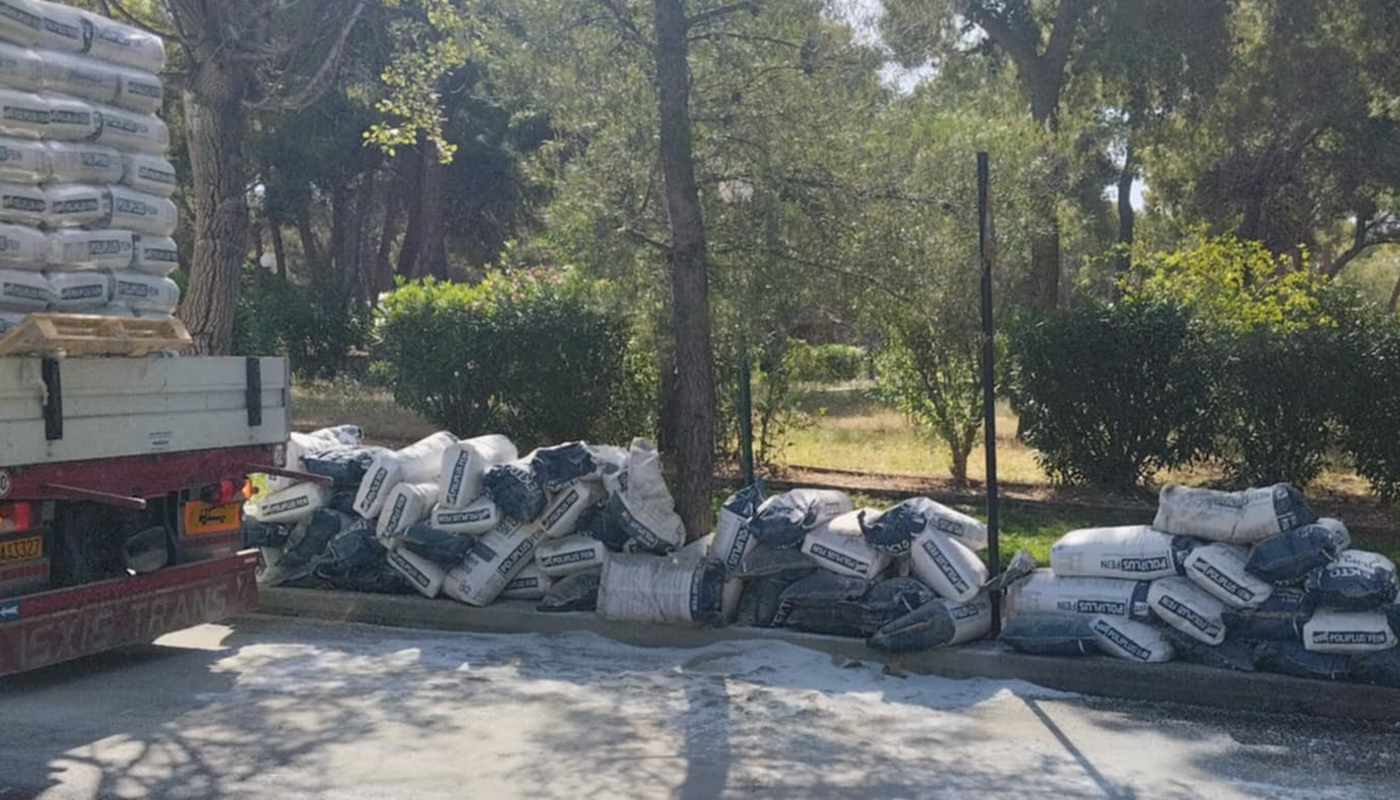 Πεντέλη: Στην ανηφόρα της 25ης Μαρτίου στην Δ.Κ. Μελισσίων φορτηγό που μετέφερε οικοδομικά υλικά σε σακιά, έγειραν και έπεσαν στο δρόμο