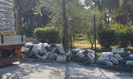 Πεντέλη: Στην ανηφόρα της 25ης Μαρτίου στην Δ.Κ. Μελισσίων φορτηγό που μετέφερε οικοδομικά υλικά σε σακιά, έγειραν και έπεσαν στο δρόμο