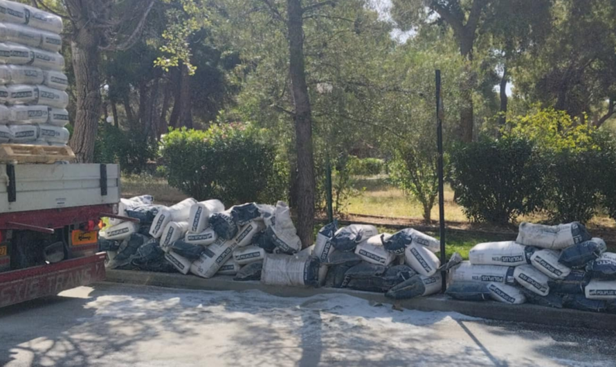 Πεντέλη: Γέμισε σακιά με οικοδομικά υλικά η ανηφόρα της 25ης Μαρτίου στην Δ.Κ. Μελισσίων
