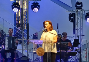 Τον Περιφερειάρχη Αττικής Νίκο Χαρδαλιά ,στη συναυλία ,εκπροσώπησε η αντιπεριφερειάρχης ΠΕΒΤΑ Λουκία Κεφαλογιάννη.