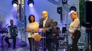 Τον Περιφερειάρχη Αττικής Νίκο Χαρδαλιά ,στη συναυλία ,εκπροσώπησε η αντιπεριφερειάρχης ΠΕΒΤΑ Λουκία Κεφαλογιάννη.