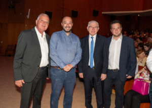 Λυκόβρυση Πεύκη: «Δύο γυμνά άσπρα χέρια» – Όταν η Τέχνη μίλησε με τη φωνή της καρδιάς στο Δημοτικό Θέατρο Πεύκης