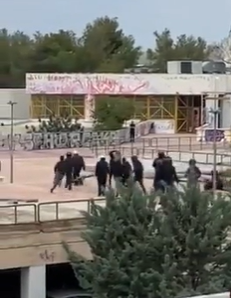 Ζωγράφου: Άγριο ξύλο ανάμεσα σε δύο ομάδες κουκουλοφόρων το μεσημέρι στην Πολυτεχνειούπολη
