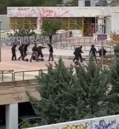 Ζωγράφου: Άγριο ξύλο ανάμεσα σε δύο ομάδες κουκουλοφόρων το μεσημέρι στην Πολυτεχνειούπολη