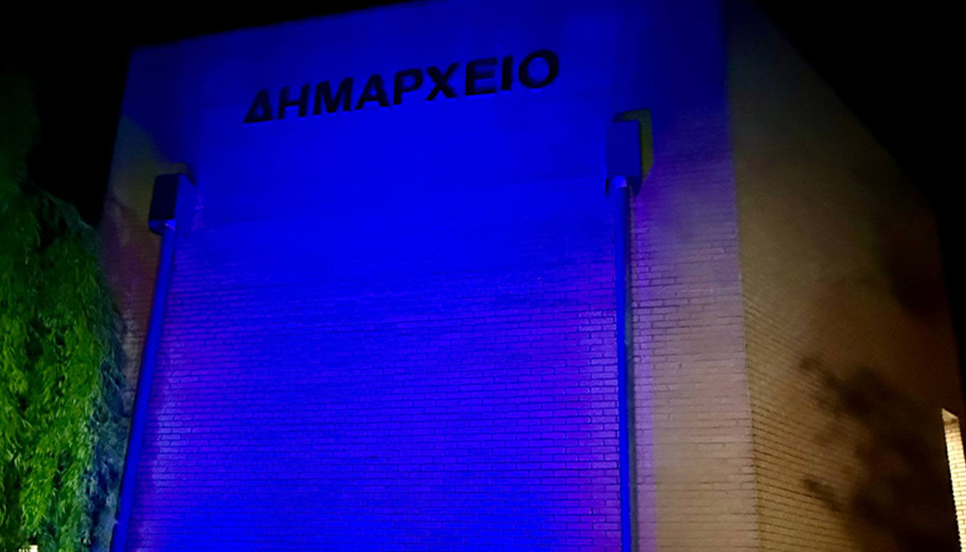 «Παγκόσμια Ημέρα Ευχής» Ο Δήμος φώτισε το Δημαρχείο και το σιντριβάνι της πλατείας Πλατάνου με «μπλε» φως