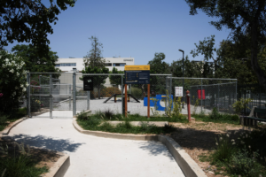 Αθήνα: Άνοιξε τις πόρτες του το νέο πάρκο σκύλων στο Σεράφειο του Δήμου Αθηναίων