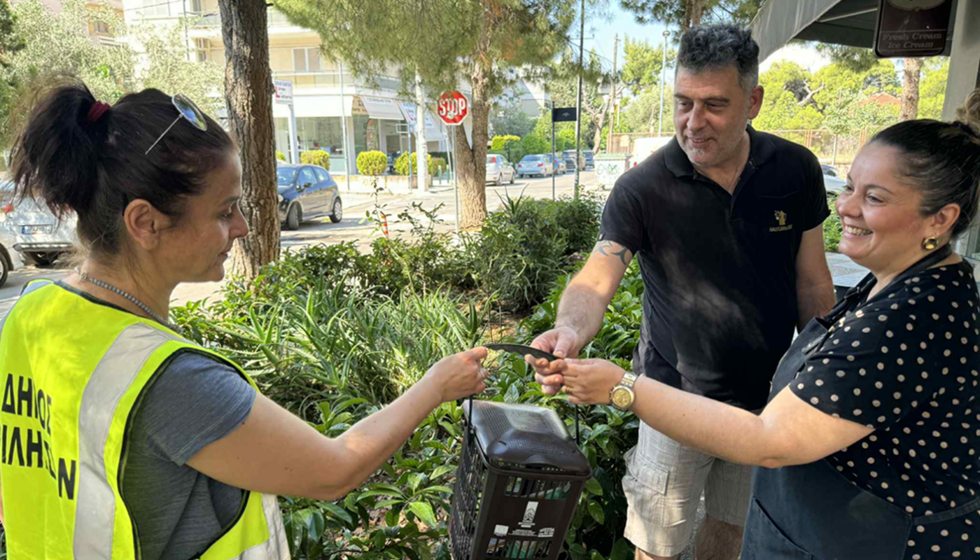 Βριλήσσια: «Καφέ κάδοι κουζίνας» Πάνω από 2.400 νοικοκυριά έχουν παραλάβει μικρούς καφέ κάδους κουζίνας για τη χωριστή συλλογή υπολειμμάτων τροφών