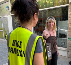 Βριλήσσια: «Καφέ κάδοι κουζίνας» Πάνω από 2.400 νοικοκυριά έχουν παραλάβει μικρούς καφέ κάδους κουζίνας για τη χωριστή συλλογή υπολειμμάτων τροφών