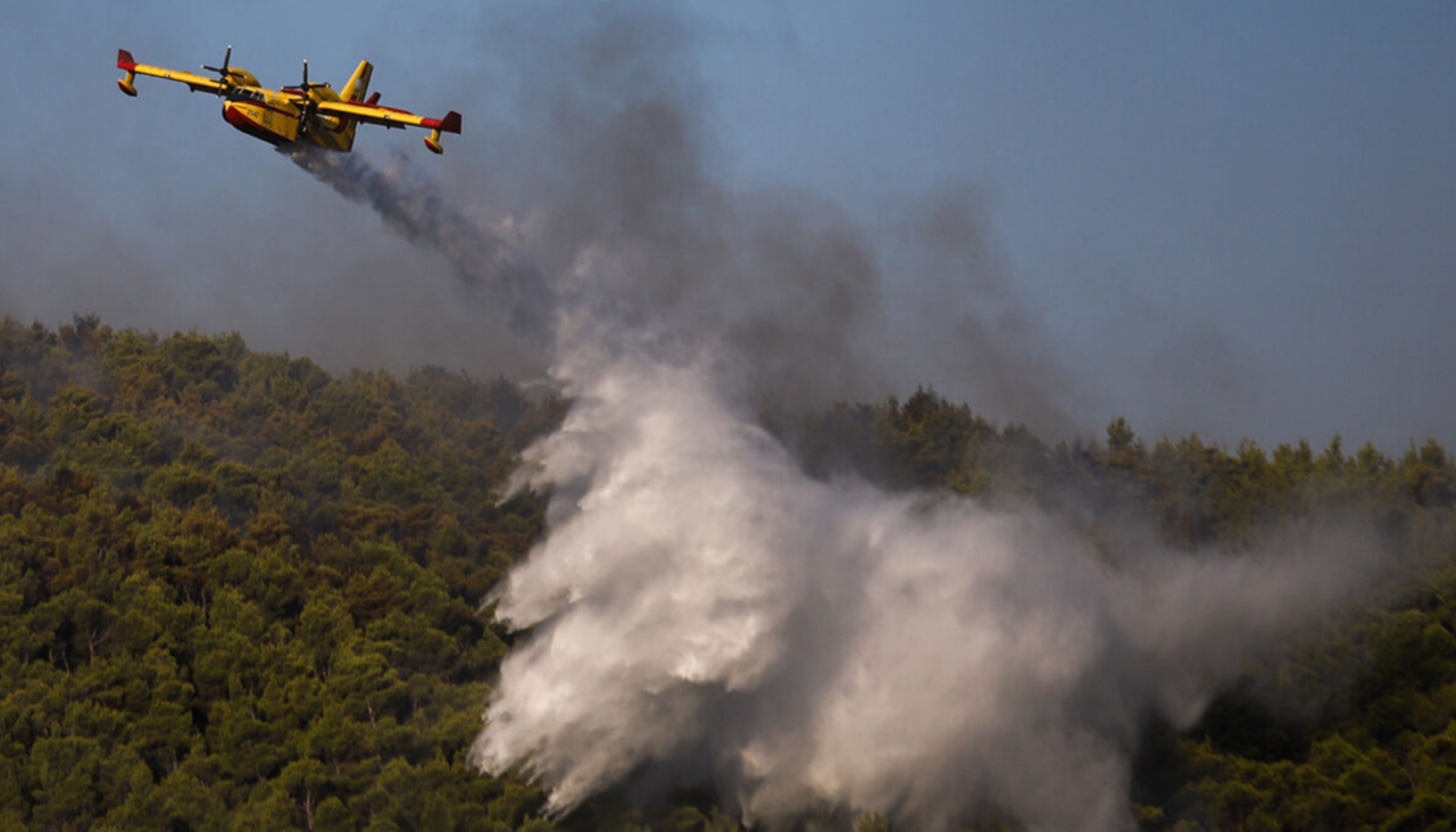 Παιανία: Φωτιά κοντά σε σπίτια - Καίει ξερά χόρτα πλησίον οικιών - Εστάλη μήνυμα από το 112