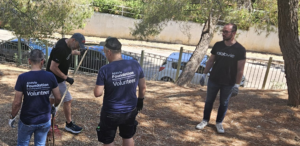Ηράκλειο Αττικής:  Συμμαχία Δήμου και AbbVie για τον εθελοντικό καθαρισμό πάρκων της πόλης σε μια κίνηση ουσίας και συμβολισμού
