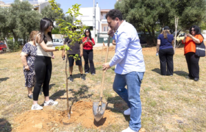 Μαρούσι: Δράση δενδροφύτευσης που διοργάνωσε το Forum Νέων Αμαρουσίου με την υποστήριξη της υπηρεσίας Πρασίνου του Δήμου