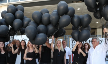 Εφετείο: 120 μαύρα μπαλόνια άφησαν στον ουρανό οι συγγενής των θυμάτων από το Μάτι και φώναξαν «ΑΘΑΝΑΤΟΙ»