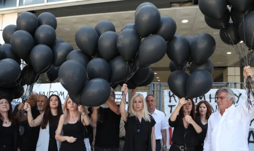 Εφετείο: 120 μαύρα μπαλόνια άφησαν στον ουρανό οι συγγενής των θυμάτων από το Μάτι και φώναξαν «ΑΘΑΝΑΤΟΙ»