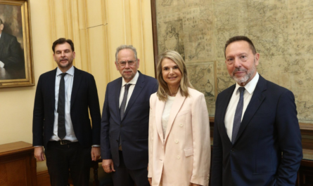 Συνάντηση αντιπροσωπείας του ΠΑΣΟΚ με τον Γ. Στουρνάρα
