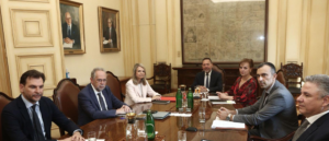 Συνάντηση αντιπροσωπείας του ΠΑΣΟΚ με τον Γ. Στουρνάρα