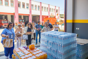 Πειραιάς: Νερά, χυμούς και ξηρά τροφή, παρέδωσε σήμερα στην Πυροσβεστική Υπηρεσία ο Δήμος