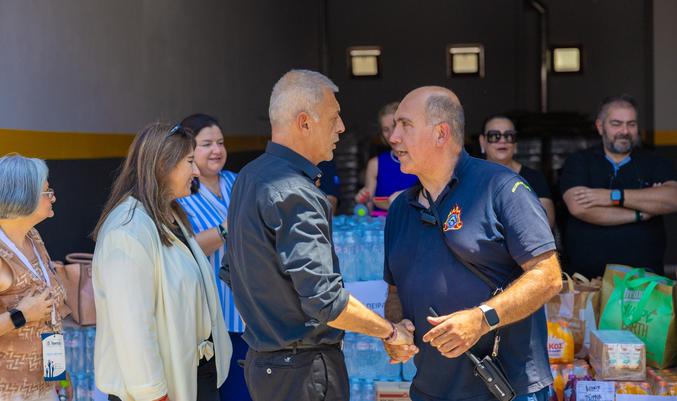 Πειραιάς: Νερά, χυμούς και ξηρά τροφή, παρέδωσε σήμερα στην Πυροσβεστική Υπηρεσία ο Δήμος