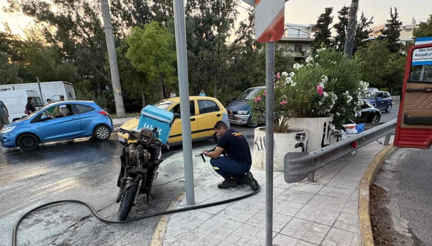 Πεντέλη: Μοτοσυκλέτα τυλίχθηκε στις φλόγες από βραχυκύκλωμα στην συμβολή των οδών Αναπαύσεως και Λ. Πεντέλης στην Δ.Κ  Μελίσσιων