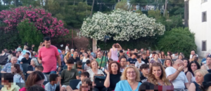 Το έργο είναι επηρεασμένο από τον Μολιέρο και τον Αριστοφάνη, και παρουσιάζει μια σατιρική ματιά στις κοινωνικές συμβάσεις και την ανθρώπινη φιλοδοξία.