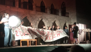 Το έργο είναι επηρεασμένο από τον Μολιέρο και τον Αριστοφάνη, και παρουσιάζει μια σατιρική ματιά στις κοινωνικές συμβάσεις και την ανθρώπινη φιλοδοξία.