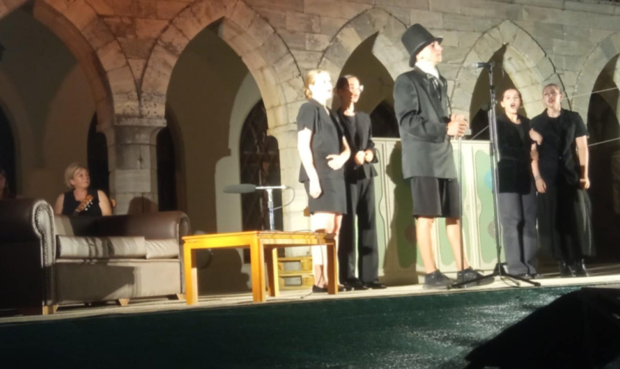 Πεντέλη: «Φεστιβάλ Νεολαίας» Μάγεψε η θεατρική ομάδα του 1ου Γυμνασίου Μελισσίων στη κωμωδία «Του Κουτρούλη ο Γάμος»