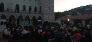 Το έργο είναι επηρεασμένο από τον Μολιέρο και τον Αριστοφάνη, και παρουσιάζει μια σατιρική ματιά στις κοινωνικές συμβάσεις και την ανθρώπινη φιλοδοξία. Το έργο είναι επηρεασμένο από τον Μολιέρο και τον Αριστοφάνη, και παρουσιάζει μια σατιρική ματιά στις κοινωνικές συμβάσεις και την ανθρώπινη φιλοδοξία.