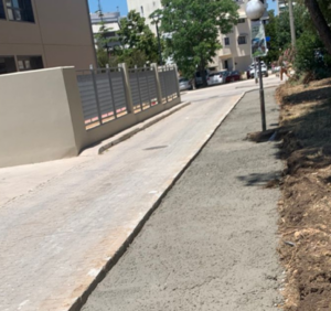 Λυκόβρυση Πεύκη: Εργασίες κατασκευής πεζοδρομίου στο Ηλιακό Χωριό στην οδό Εράσμου στην είσοδο του 3ου δημοτικού Λυκόβρυσης