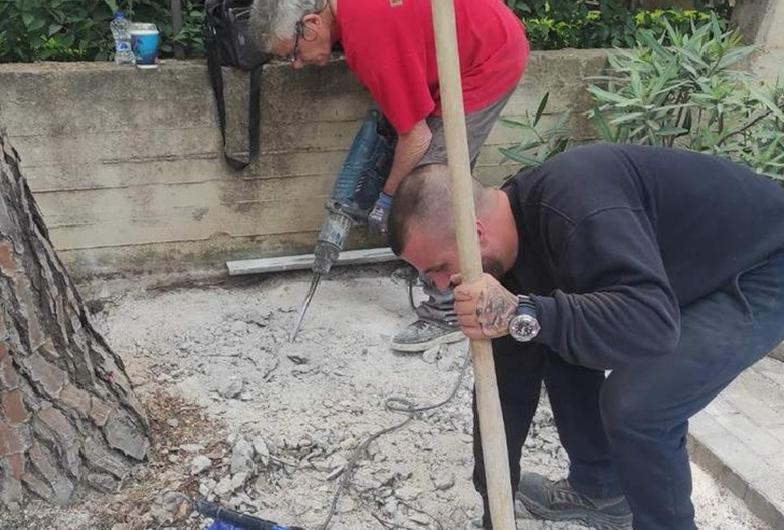 Λυκόβρυση Πεύκη: Επισκευή πεζοδρομίου οδος Σωκράτους στην Πεύκη