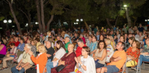 Πάνω από 1.000 κάτοικοι του Δήμου βρέθηκαν χθες στο Άλσος και απόλαυσαν την μοναδική συναυλία του Γρηγόρη Μπιθικώτση κάτω από το φως του φεγγαριού, πραγματικά μοναδικές στιγμές που δεν έχει ζήσει ξανά στο Δήμος.