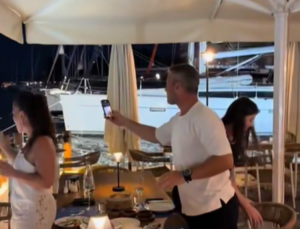Πρέβεζα: «Απίστευτο» Εκατοντάδες φρύσες εκτοξεύονται πραγματικά προς κάθε κατεύθυνση Αναταραχή στα νερά της παραλιας του Αμβρακικού