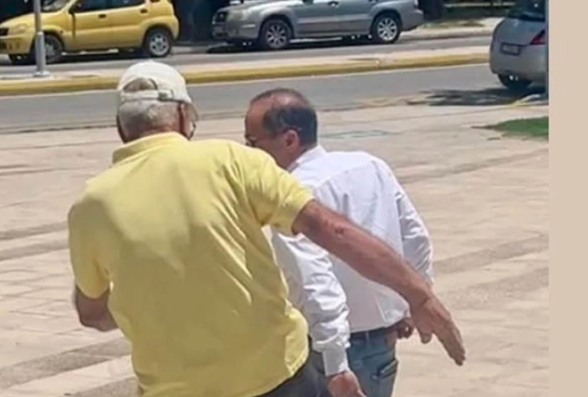 Ραφήνα: Πρώην Δήμαρχος επιτέθηκε με κλωτσιές στον Ευάγγελο Μπουρνού έξω από το δημαρχείο