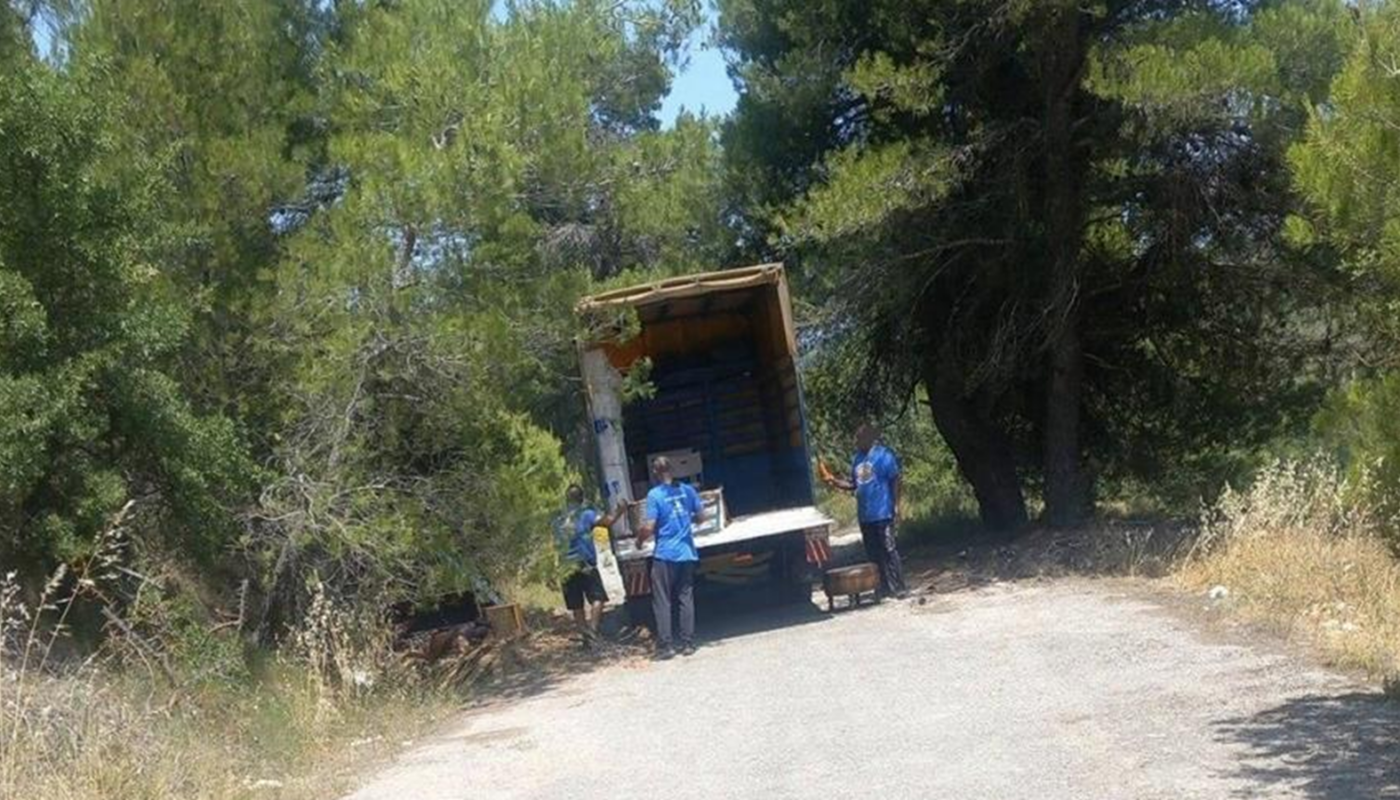 Ωρωπός: Επ’ αυτοφώρω πιάστηκαν εργάτες μεταφορικής εταιρίας να πετάνε παλέτες και μπάζα σε δάσος του Ωρωπού