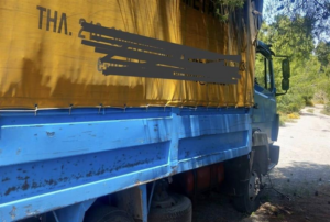 Ωρωπός: Επ’ αυτοφώρω πιάστηκαν εργάτες μεταφορικής εταιρίας να πετάνε παλέτες και μπάζα σε δάσος του Ωρωπού