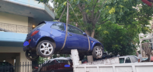 Τα συνεργεία αποσύραν εγκαταλελειμμένα αυτοκίνητα από τις γειτονιές: Χρυσανθέμων, Όμηρου, Ολύμπου, Νεοτητος, Κρήτης, Δαφνιδος.
