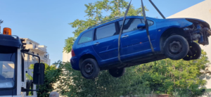 Τα συνεργεία αποσύραν εγκαταλελειμμένα αυτοκίνητα από τις γειτονιές: Χρυσανθέμων, Όμηρου, Ολύμπου, Νεοτητος, Κρήτης, Δαφνιδος.