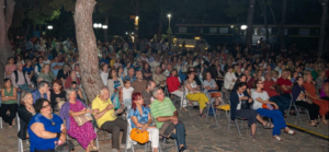 Πάνω από 1.000 κάτοικοι του Δήμου βρέθηκαν χθες στο Άλσος και απόλαυσαν την μοναδική συναυλία του Γρηγόρη Μπιθικώτση κάτω από το φως του φεγγαριού, πραγματικά μοναδικές στιγμές που δεν έχει ζήσει ξανά στο Δήμος.