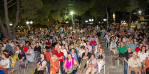 Πάνω από 1.000 κάτοικοι του Δήμου βρέθηκαν χθες στο Άλσος και απόλαυσαν την μοναδική συναυλία του Γρηγόρη Μπιθικώτση κάτω από το φως του φεγγαριού, πραγματικά μοναδικές στιγμές που δεν έχει ζήσει ξανά στο Δήμος.