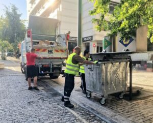 Αθήνα: Δράση καθαρισμού στην οδό Ερμού στην Πλατεία Συντάγματος