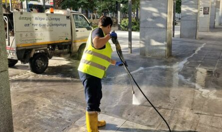 Αθήνα: Δράση καθαρισμού στην οδό Ερμού στην Πλατεία Συντάγματος