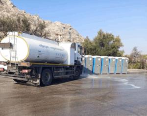 Από νωρίς το πρωί, τα συνεργεία της καθαριότητας φρόντισαν για την αποκομιδή απορριμμάτων και την αποκατάσταση της εικόνας του λόφου, ώστε ο χώρος να παραμείνει καθαρός και φιλόξενος για όλους.