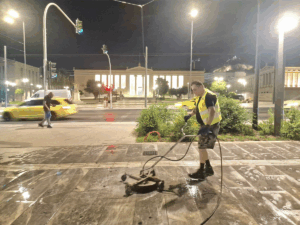 Στο πλαίσιο των καθημερινών δράσεων του Δήμου Αθηναίων για μια πιο καθαρή πόλη, πραγματοποιήθηκαν χθες βραδινά πλυσίματα στην Πλατεία Κοραή, στο 1ο Δημοτικό Διαμέρισμα.