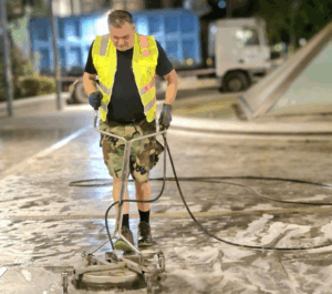 Στο πλαίσιο των καθημερινών δράσεων του Δήμου Αθηναίων για μια πιο καθαρή πόλη, πραγματοποιήθηκαν χθες βραδινά πλυσίματα στην Πλατεία Κοραή, στο 1ο Δημοτικό Διαμέρισμα.