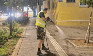 Στο πλαίσιο των καθημερινών δράσεων του Δήμου Αθηναίων για μια πιο καθαρή πόλη, πραγματοποιήθηκαν χθες βραδινά πλυσίματα στην Πλατεία Κοραή, στο 1ο Δημοτικό Διαμέρισμα.