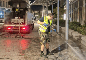 Στο πλαίσιο των καθημερινών δράσεων του Δήμου Αθηναίων για μια πιο καθαρή πόλη, πραγματοποιήθηκαν χθες βραδινά πλυσίματα στην Πλατεία Κοραή, στο 1ο Δημοτικό Διαμέρισμα.