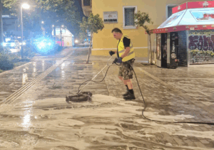 Στο πλαίσιο των καθημερινών δράσεων του Δήμου Αθηναίων για μια πιο καθαρή πόλη, πραγματοποιήθηκαν χθες βραδινά πλυσίματα στην Πλατεία Κοραή, στο 1ο Δημοτικό Διαμέρισμα. Στο πλαίσιο των καθημερινών δράσεων του Δήμου Αθηναίων για μια πιο καθαρή πόλη, πραγματοποιήθηκαν χθες βραδινά πλυσίματα στην Πλατεία Κοραή, στο 1ο Δημοτικό Διαμέρισμα.