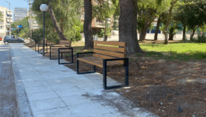 Λυκόβρυση  Πεύκη:  Νέα παγκάκια στην οδό Εράσμου, στο Ηλιακό Χωριό